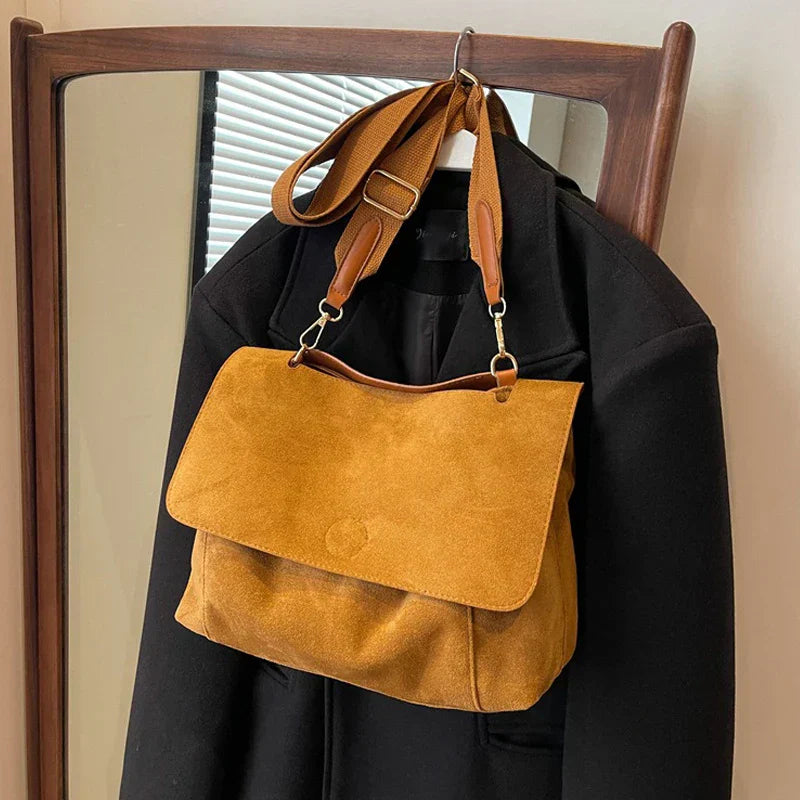 Elle | Vintage suede shoulder bag