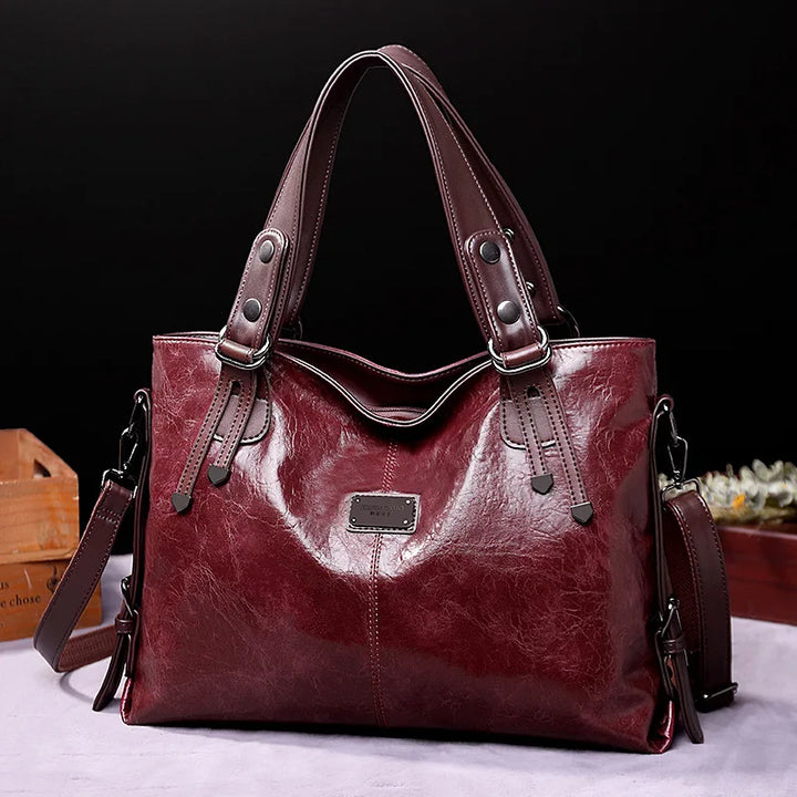 Olivia | Soft leather bag with two shoulder straps and elegant details